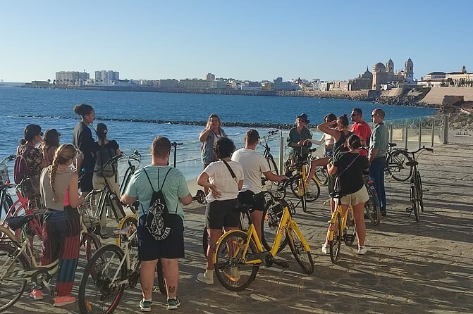A private stroll cycling around Cádiz + bike rental - Meeting point and timing at C. Sopranis, 9