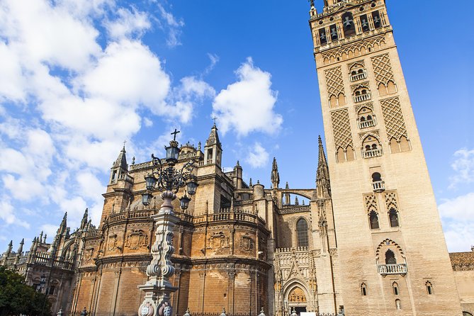 Alcazar, Cathedral and Giralda Guided Tour with Priority Tickets - Plaza del Triunfo: Get Oriented Before the Cathedral Storm