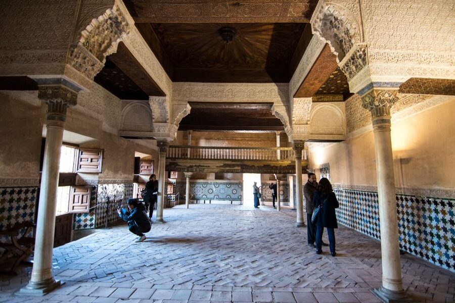 Alhambra and Albaicín Full-Day Private Tour from Seville - Lunch and Free Time: How Not to Lose Your Day to Decisions