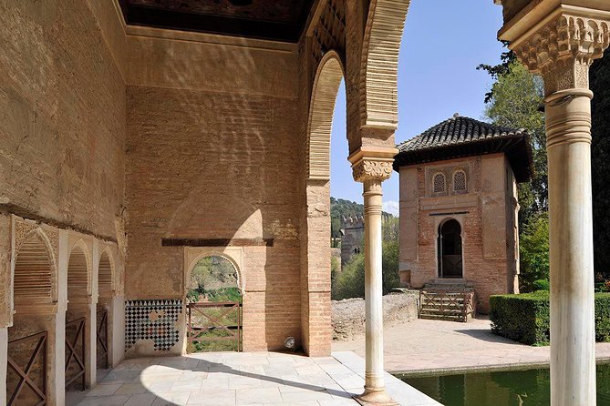 Alhambra Guided Tour & Albaicin Tour from Seville - Entering the Alhambra Complex: Nasrid Palaces and the 2-Hour Window