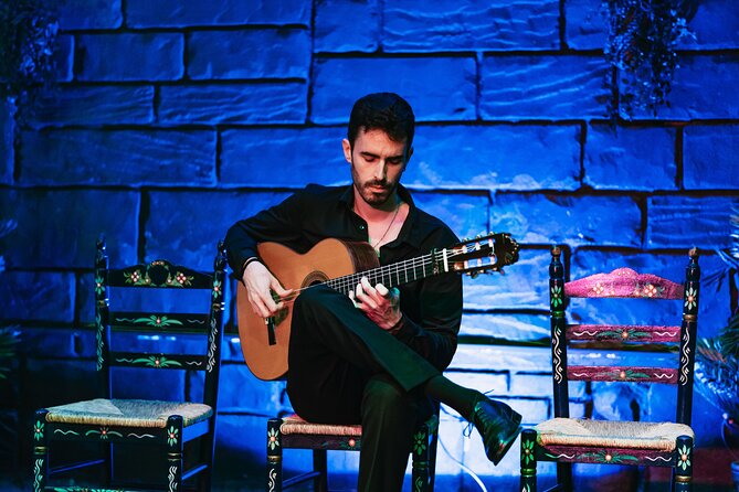 Baraka Triana. Flamenco show with drink - What Happens During the Show: Singing, Guitar, and Two Dancers