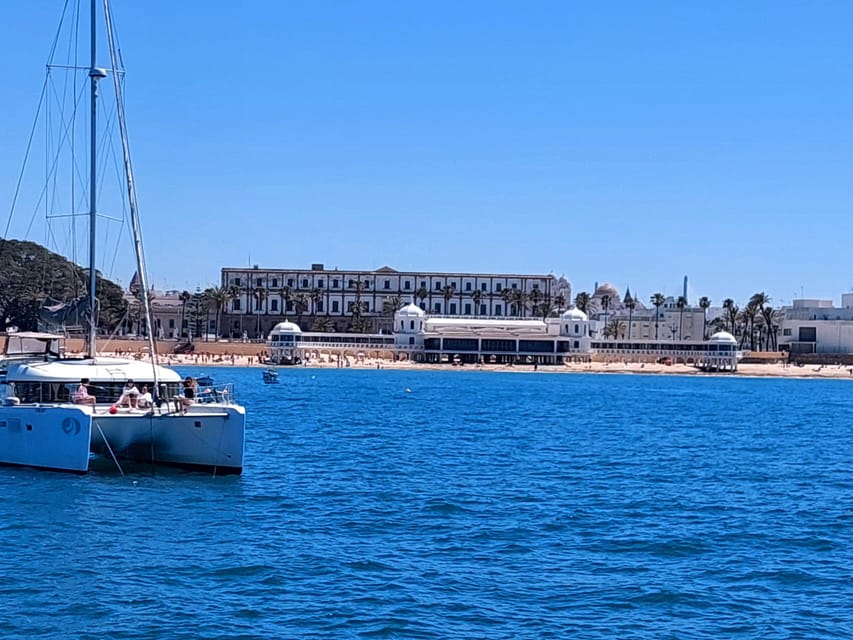 Cadiz capital:Catamarán Experience paseo con baño y almuerzo - On-board comfort and the Pura Vida difference
