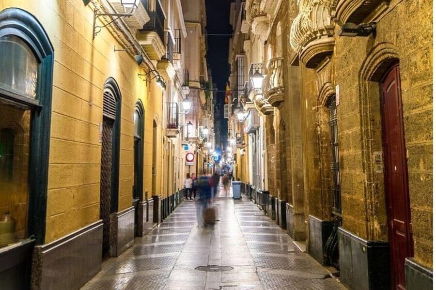 Cadiz: Must-See Highlights Walking Tour - Entering El Pópulo, Cadiz’s oldest neighborhood in Western Europe