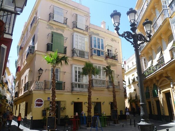 Cadiz Private Tour - Santa Cruz and Teatro Romano: Old mosque, Roman ruins, and real context