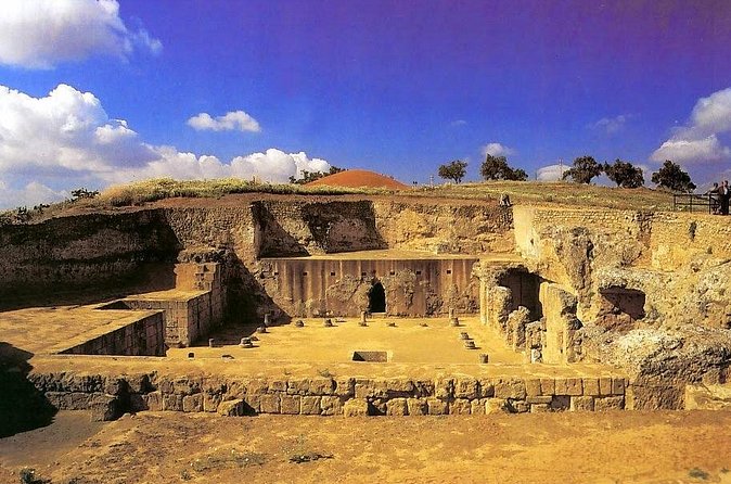 Carmona Roman Necropolis and History Walking Tour - The “Romans, then others” story: how the guide ties eras together
