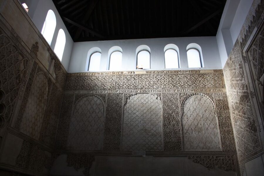 Córdoba: Alcázar and Jewish Quarter 2-Hour Guided Tour - Statues and Squares That Explain More Than You’d Expect