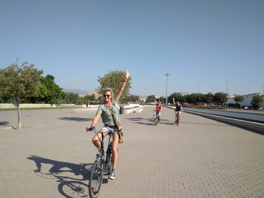 Córdoba Daily Highlights Bike Tour - Starting at Calle Moriscos 10, With Helmets and Easy Cycling