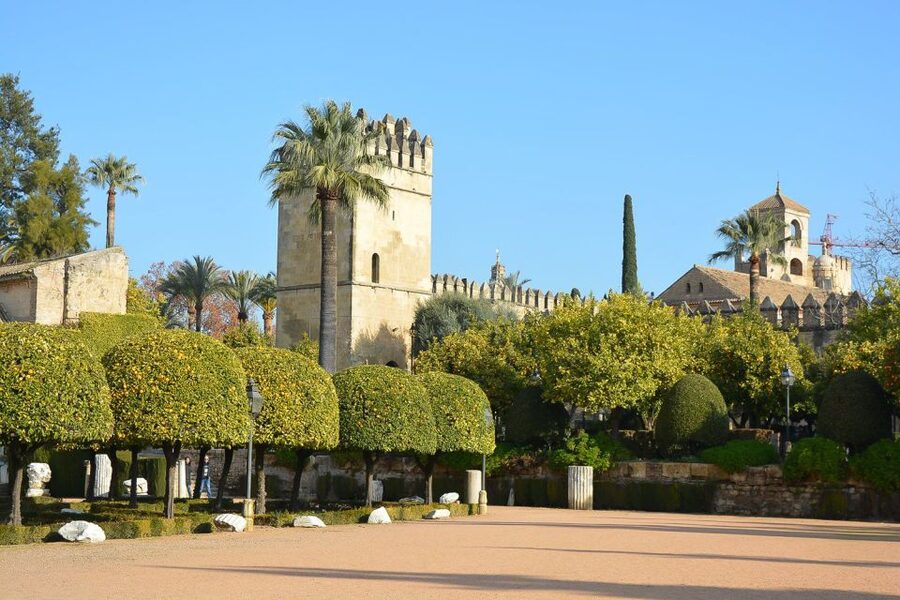 Cordóba: Gardens & Fortress of Catholic Monarchs Guided Tour - Meeting at Avenida del Alcázar: Find the Fortress Entrance by the River
