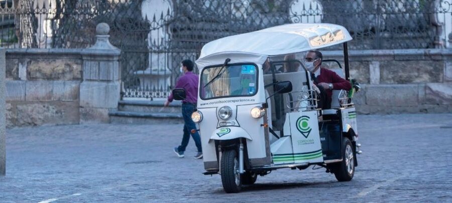 Córdoba: Guided City Tour by Tuk-Tuk - Getting Started at Pl. de las Tendillas