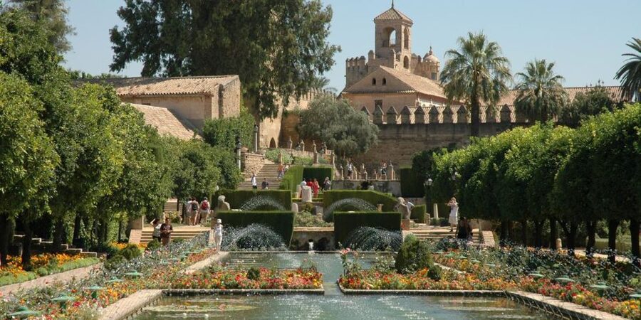 Córdoba: Mosque and Alcazar Private Tour with tickets - Jewish quarter lanes and quick culture hits between monuments