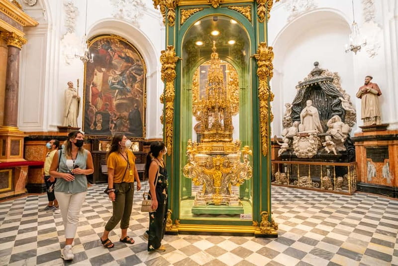 Córdoba: Mosque, Jewish Quarter & Tour with Ticket - Shared vs private tours, and the language experience