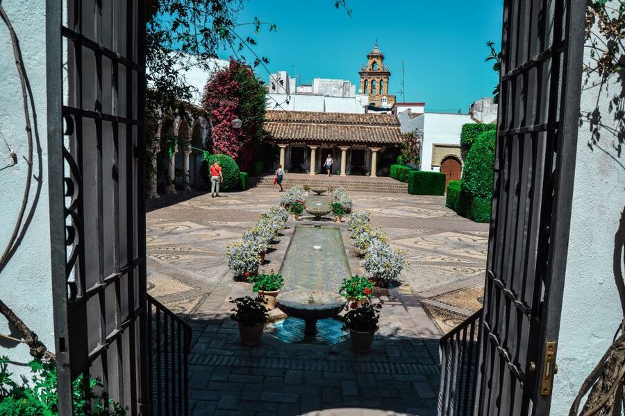Cordoba: Patios and Viana Palace Tour - Flowers, fountains, and the Cordoba patio feel