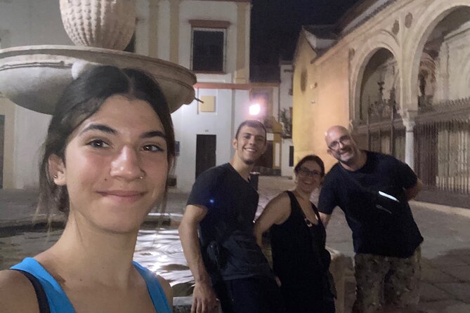 Córdoba Scavenger Hunt and City Highlights Walking Tour - Estatua de Maimonides: pause for a statue-focused puzzle moment
