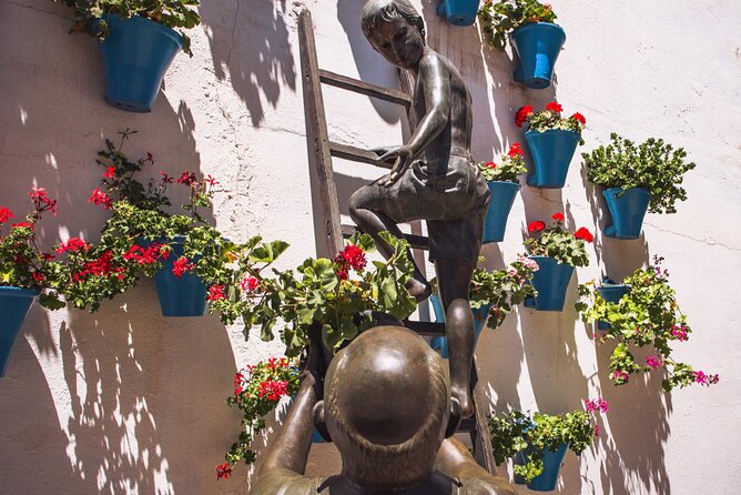 Córdoba Scavenger Hunt and City Highlights Walking Tour - Calleja de las Flores: the flower alley photo task that people remember