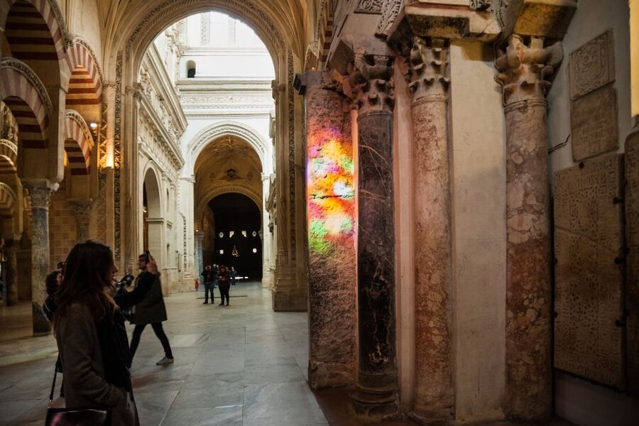 Córdoba: Skip-the-Line Great Mosque-Cathedral History Tour - Inside the mosque, the column labyrinth and the horseshoe-arch rhythm