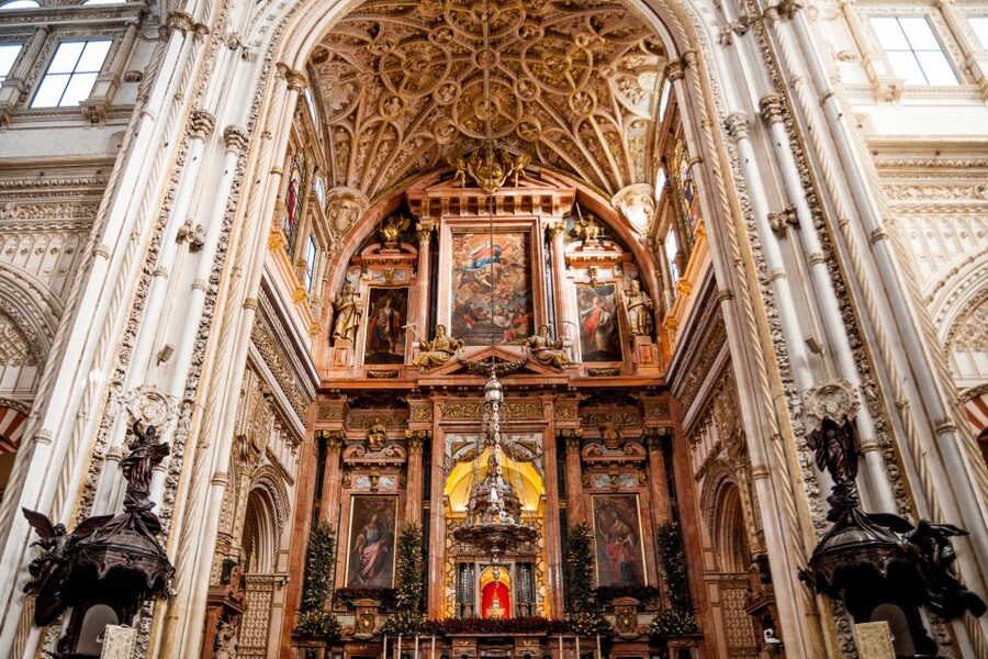 Córdoba: Skip-the-Line Great Mosque-Cathedral History Tour - Finding the meeting point, the olive tree trick