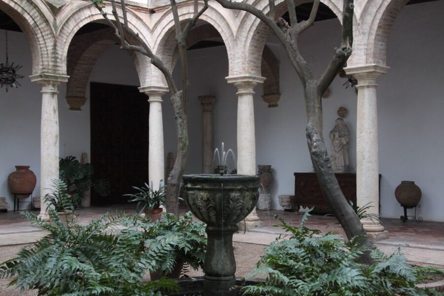 Córdoba: Viana Palace Gardens and Patios Entry Ticket - Finding the entrance and keeping the visit easy