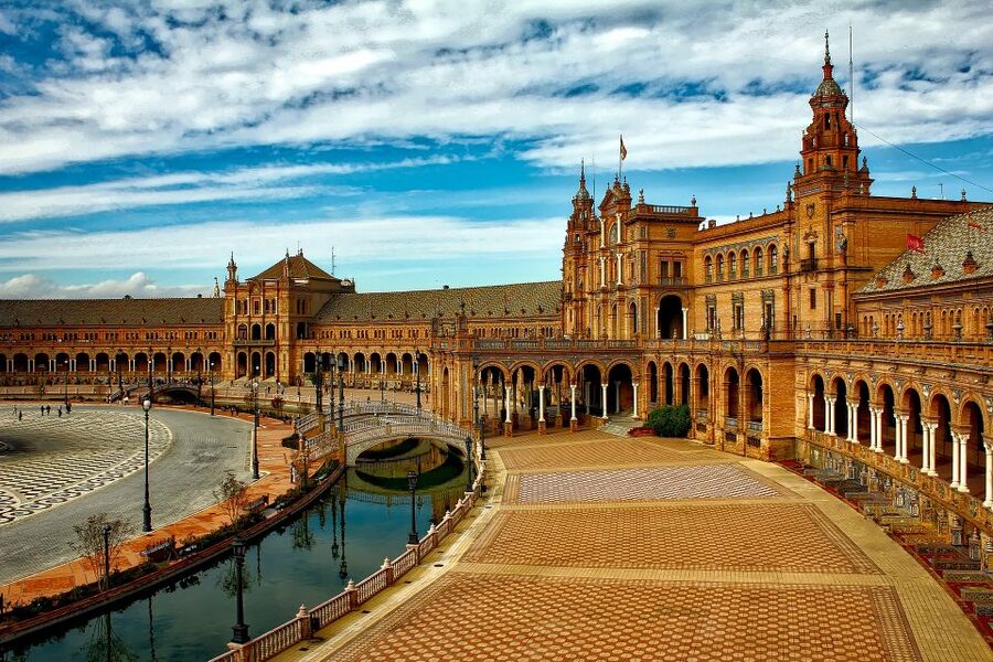 From Cadiz: Private Seville Day Trip, Cathedral & Alcazar - The “private guide” value: 2.5 hours that actually pays off