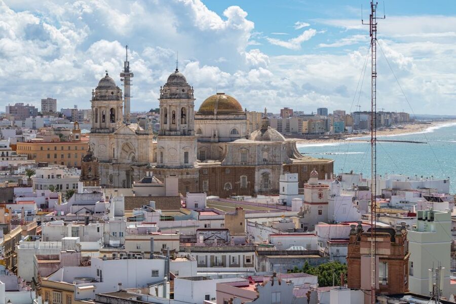From Seville: Private Day Trip to Cádiz with Guide - El Pópulo and Cádiz Old Town: Where Your Guide Turns Streets Into Story