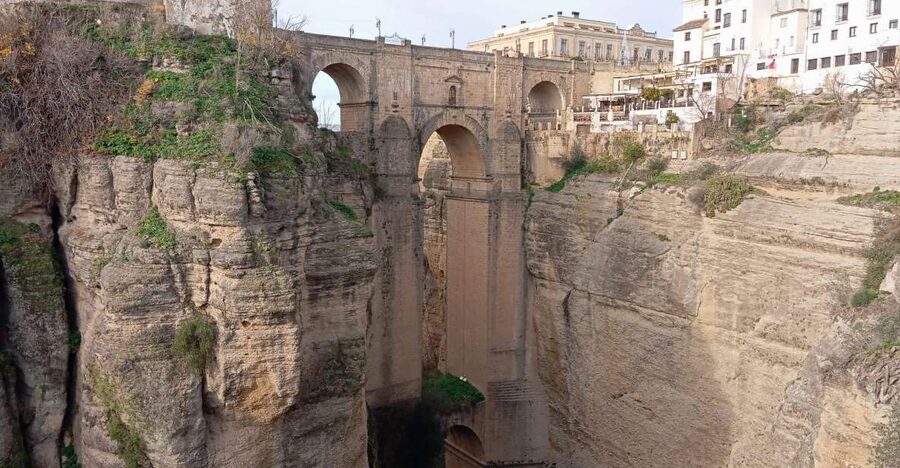 From Seville: Ronda+Setenil de las Bodegas Day Trip - The coach ride: scenic, long, and sometimes temperature tricky