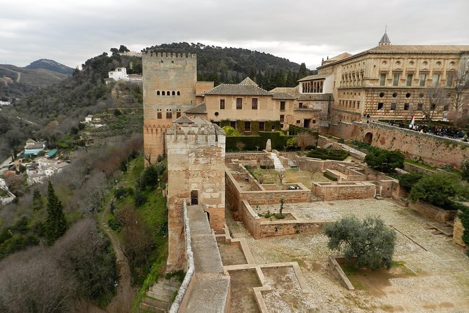 Granada Day Trip: Alhambra & Nazaries Palaces from Seville - From Seville to Granada: the long bus ride that makes the day possible