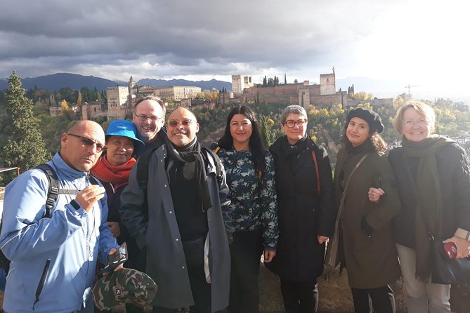 Granada Day Trip: Alhambra & Nazaries Palaces from Seville - Comfort and small issues: smoking, air flow, and what to pack