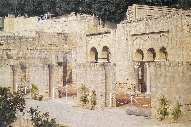 Guided tour of Medina Azahara in Spanish with Bus. Official Guides - Virtual reality projection room: when Medina Azahara turns from ruins into a city