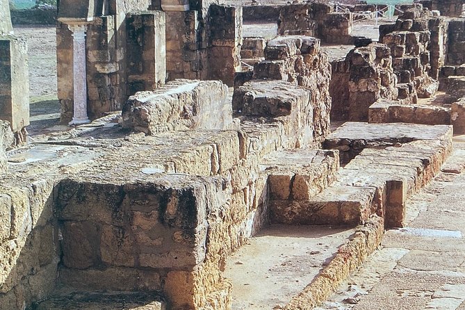 Guided tour of Medina Azahara in Spanish without Bus. Official Guides - Pace, group size, and comfort at a real outdoor archaeological site