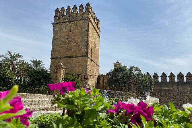 Guided tour of the Alcazar de los Reyes Cristianos in Spanish - What you will actually see: rooms, courtyards, and exterior gardens