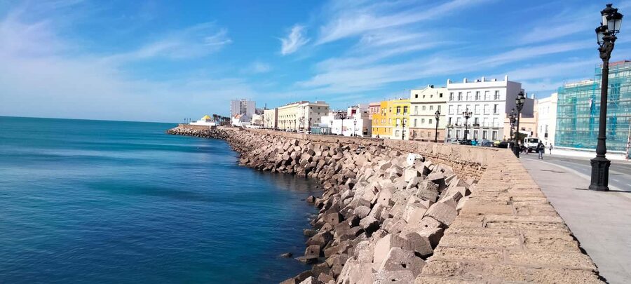 Guided visit on foot through Cádiz: stories from the hand of a local guide - Why This Cádiz Tour Feels Like City Wisdom, Not a Lecture