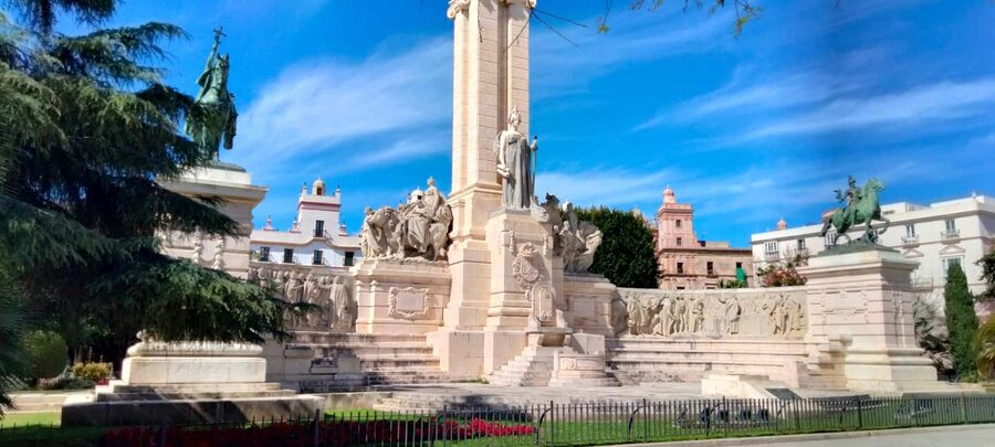 Guided visit on foot through Cádiz: stories from the hand of a local guide - Meeting by the Statue of the Woman With the Sword (and the White Umbrella)