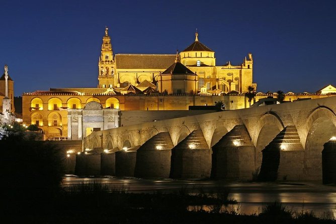 Guided visit to the Mosque-Cathedral, Jewish Quarter, Alcazar and Synagogue. Official guide - Stop 1: Mezquita-Catedral de Córdoba, where the guide changes everything