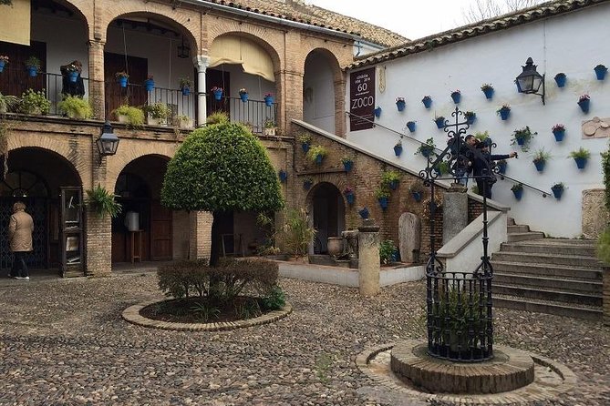Guided visit to the Mosque-Cathedral, Jewish Quarter, Alcazar and Synagogue. Official guide - Calleja del Pañuelo: the Jewish Quarter starts to feel real