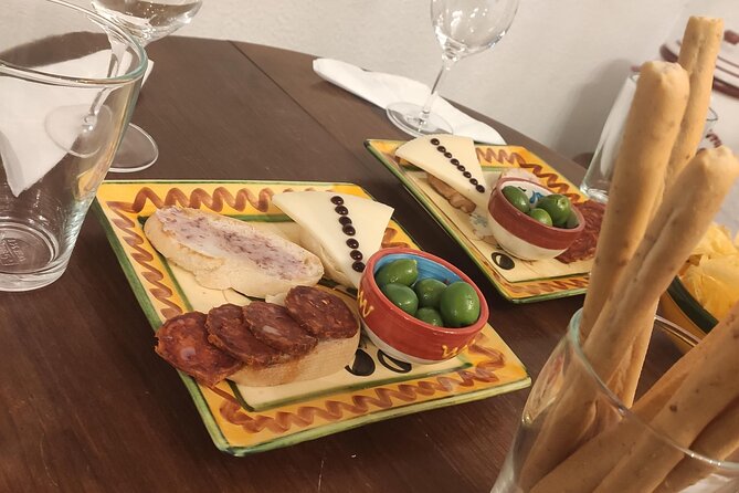 Indulge in Cordoba: Local Wines & Tapas Tasting - Where to meet in Córdoba Centro (and how to plan around it)