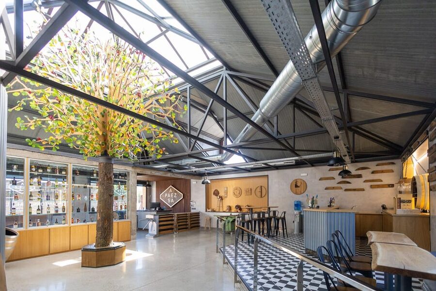 JEREZ DE LA FRONTERA: GUIDED TOUR TO THE COOPERAGE - The ending touch: a complimentary glass of Páez Morilla wine
