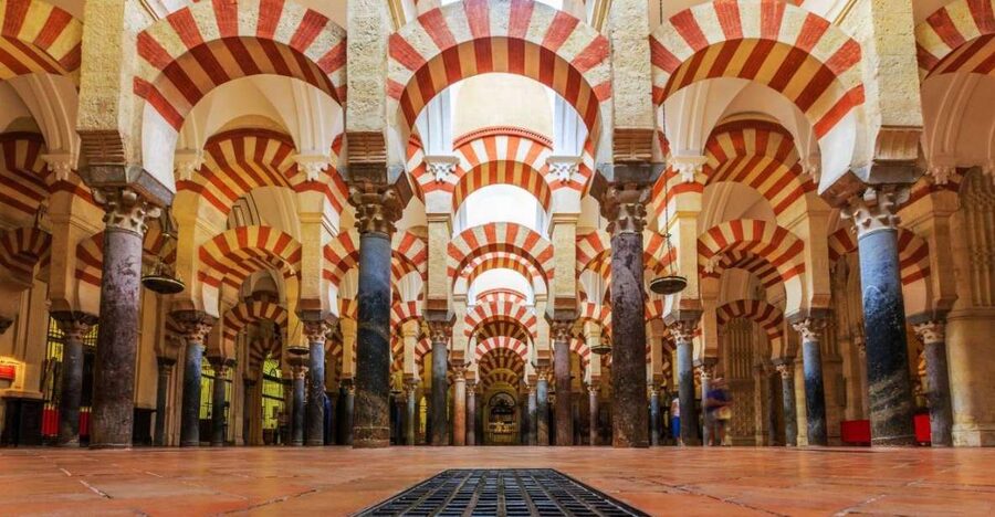 Mosque-Cathedral of Córdoba Guided Tour with Tickets - Entering the Mezquita, columns and arches you can finally interpret