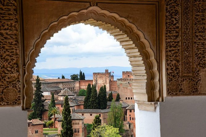 Private official tour guide for visit to Alhambra in Granada from Cordoba Hotel - A one-day Alhambra route from Córdoba, built around official guiding