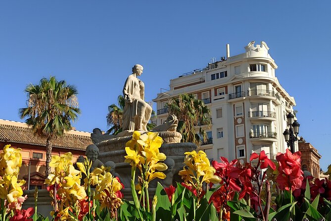 Private Tour Jewish Quarter, center and Plaza de España - Courtyards, narrow streets, and old Seville waterworks