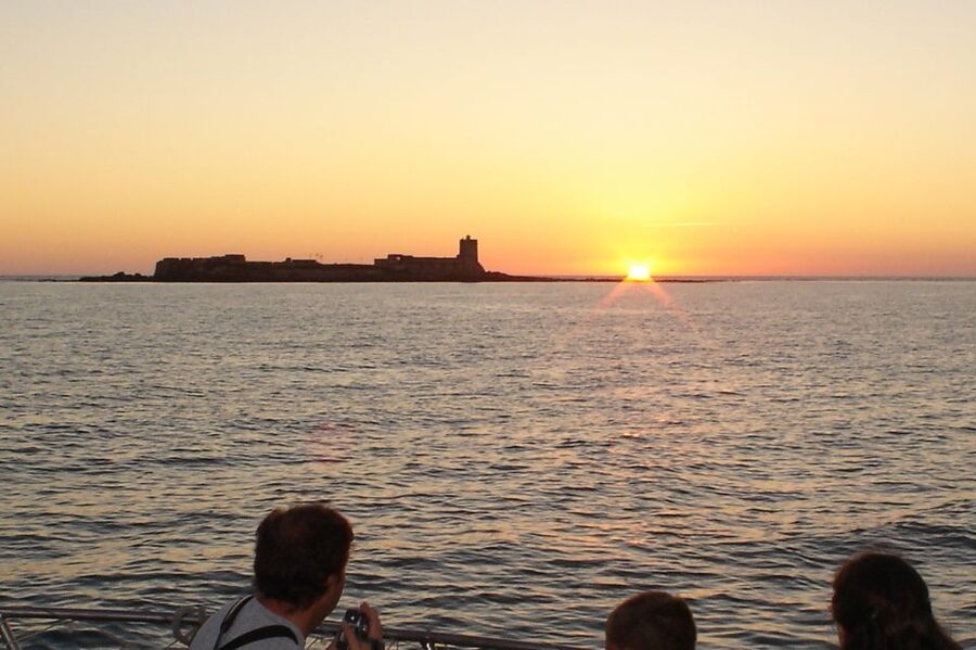 Sancti Petri: Sunset Catamaran Cruise - On board: a modern catamaran cruise with a real drink moment