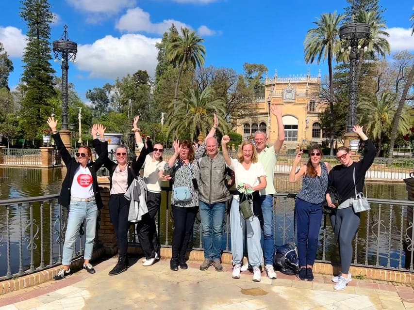 Sevilla: 100% Nederlandstalige Highlights Tour op E-BIKE - Entering Seville by electric bike, not by map app