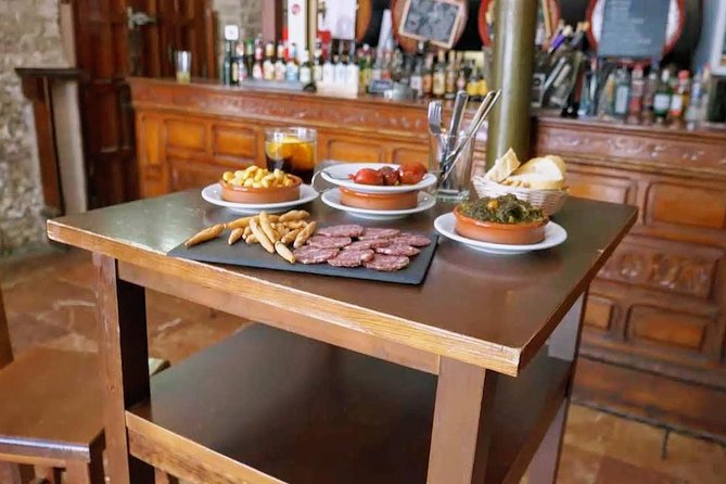 Sevilla Food Tour: Tapas, Wine, History & Traditions - Walking Through Centro Historico: Why the Stroll Matters