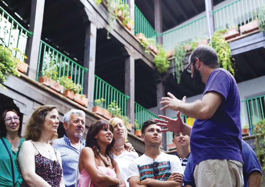 Seville: 1-Hour Walking Tour Barrio de Santa Cruz - From the Old Jewish Quarter to Real Street-Level Seville