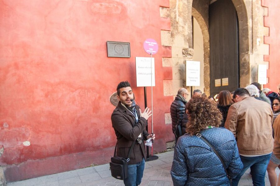 Seville: Alcázar and Cathedral Entry Ticket and Guided Tour - Meeting point and what you must do before you enter