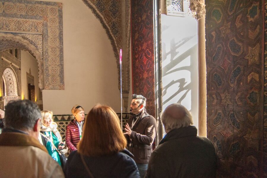 Seville: Alcázar and Cathedral Entry Ticket and Guided Tour - Guides and the style that earns the high ratings