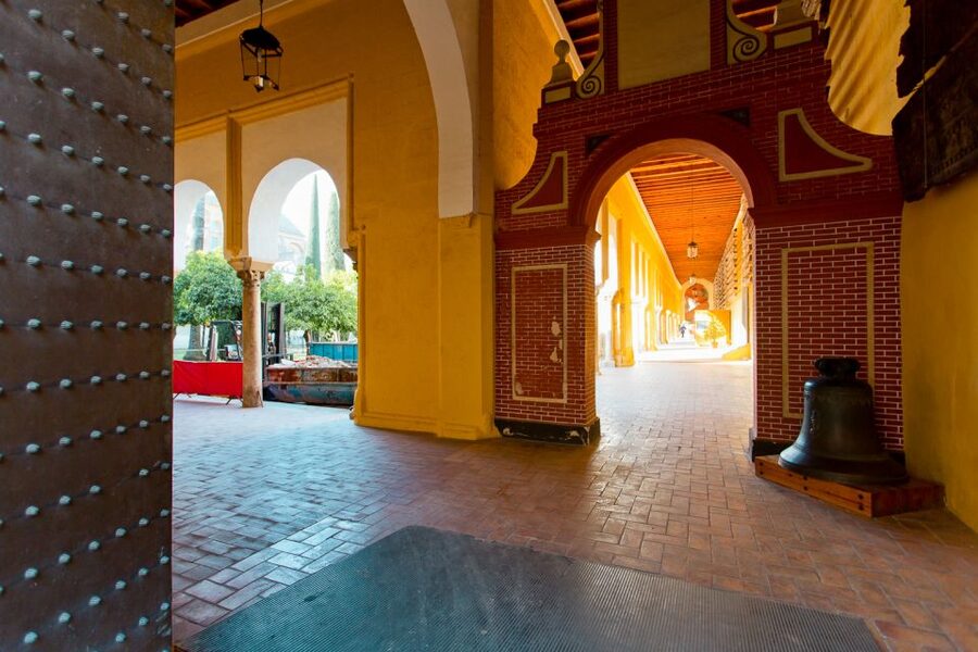 Seville: Alcázar, Cathedral & Giralda Fast Track Guided Tour - Headsets, Guide Style, and the Small Details That Make It Feel Easy