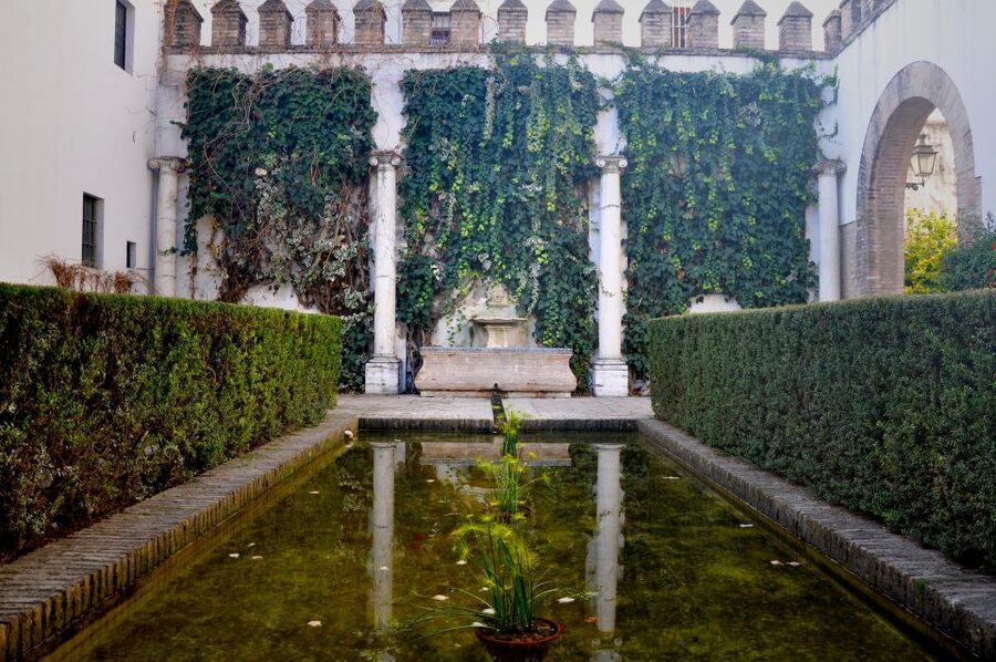 Seville: Alcazar & Cathedral Skip-the-Line Guided Tour - Alcázar of Seville: how the palaces and gardens fit together