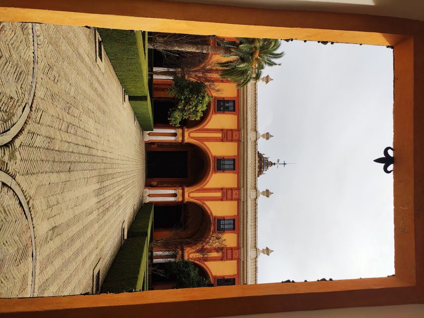 Seville: Alcázar Tour with Tickets Included - Entering the Alcázar: What the 1.5-Hour Tour Strategy Gets Right