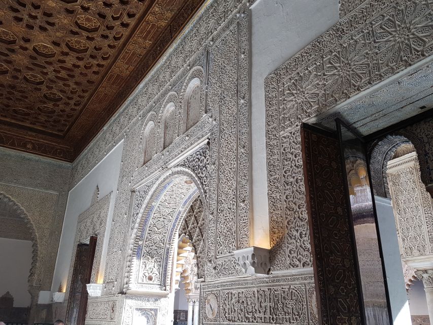 Seville: Alcázar Tour with Tickets Included - Patio de las Doncellas: Mudéjar Plasterwork Meets Reflection