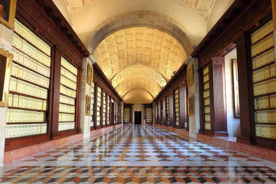 Seville: Archive of the Indies Guided Tour - Finding the meeting point and getting oriented fast