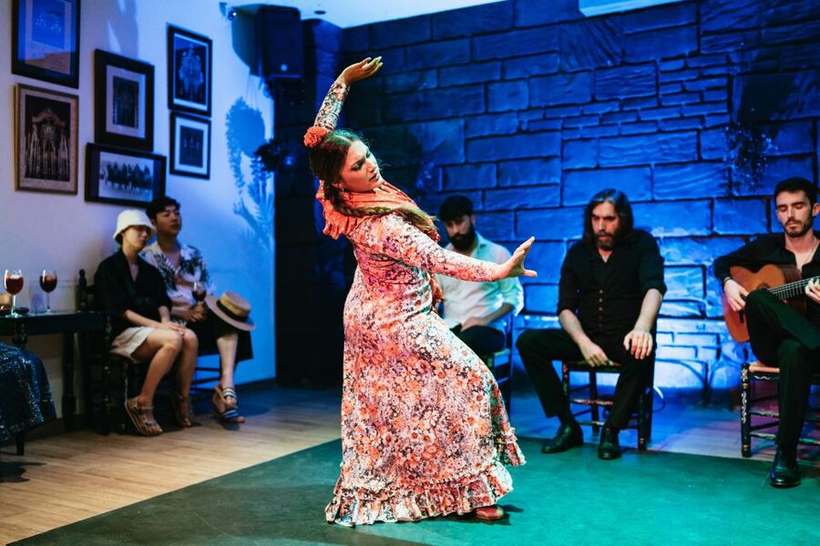 Seville: Baraka Sala Flamenca Show with Drink in Triana - The 60-minute show: guitar, song, and dance in a tight, intense cycle